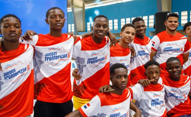 Jóvenes con camisetas de Juegos Fronterizos 2026