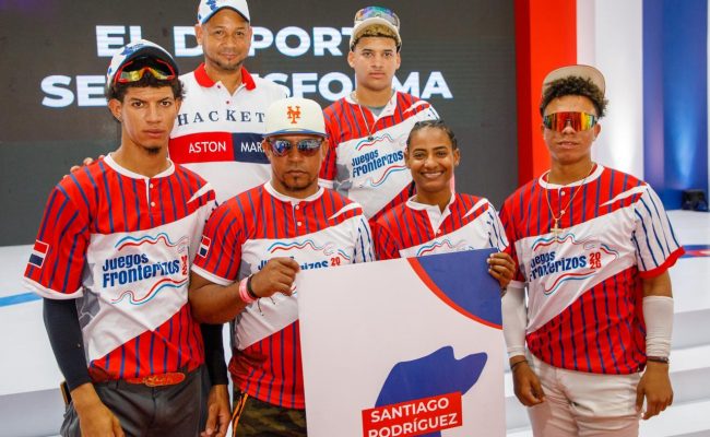 Equipo juvenil con letrero Santiago Rodríguez