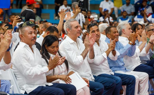 Autoridades y asistentes aplaudiendo en evento público