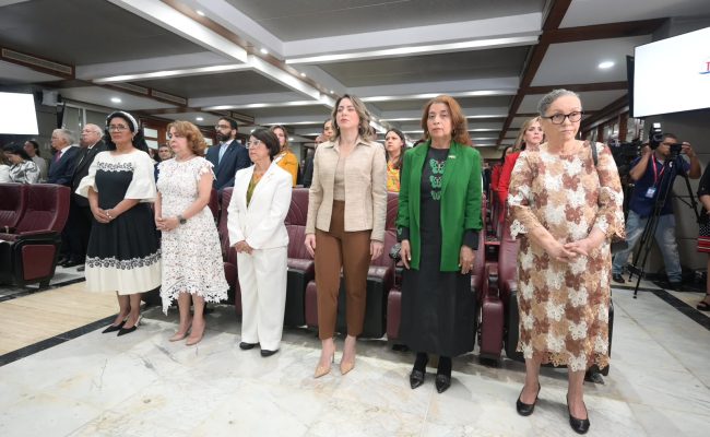Funcionarios de pie en acto oficial interior