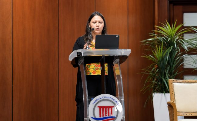 Mujer hablando en podio del Tribunal Constitucional