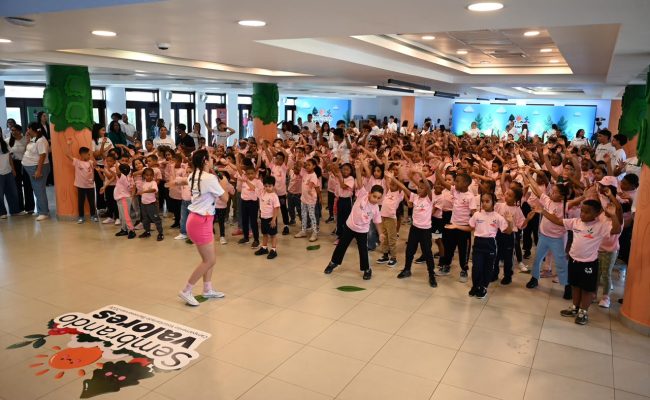 Niños participando en actividad educativa grupal escolar