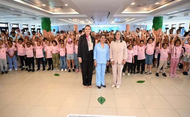 Tres mujeres frente a niños en actividad escolar