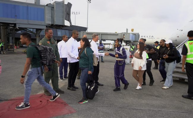 Autoridades reciben pasajeros en pista de aeropuerto