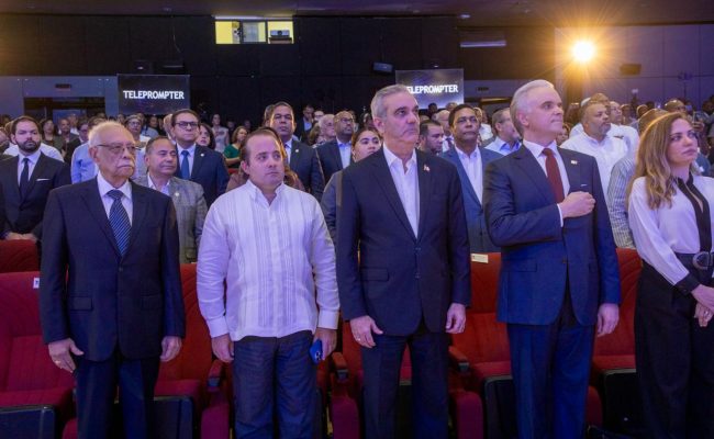 Autoridades de pie en acto oficial público