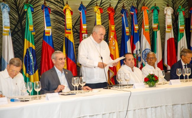 Reunión oficial con banderas internacionales de fondo