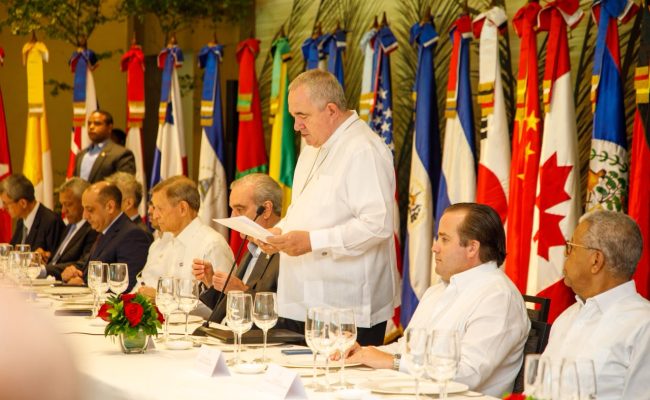 Líder religioso habla en reunión diplomática internacional