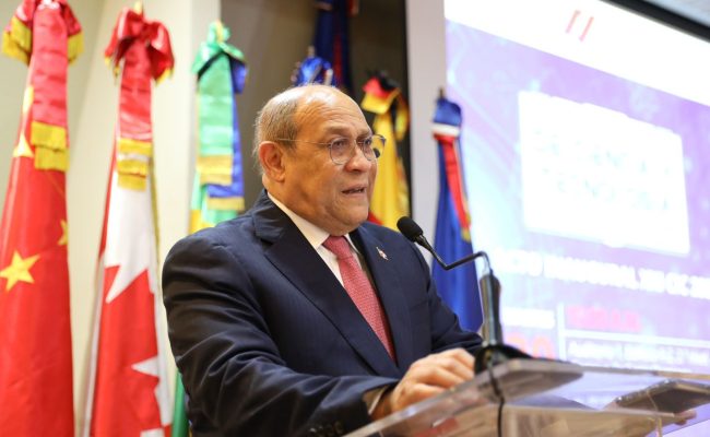 Hombre en traje hablando en podio oficial