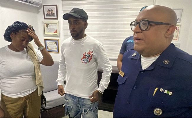 Policía conversa con pareja en oficina
