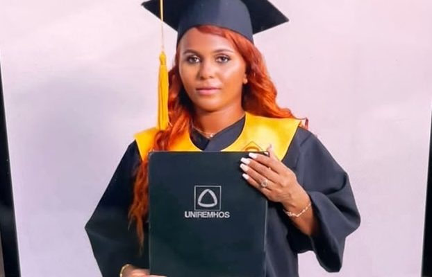 Graduada con toga sosteniendo diploma universitario