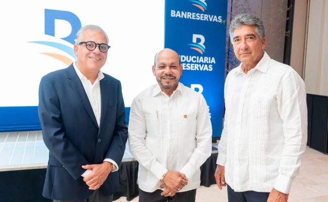 Tres hombres en evento de Banreservas