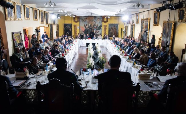 Reunión internacional de altos funcionarios en salón histórico