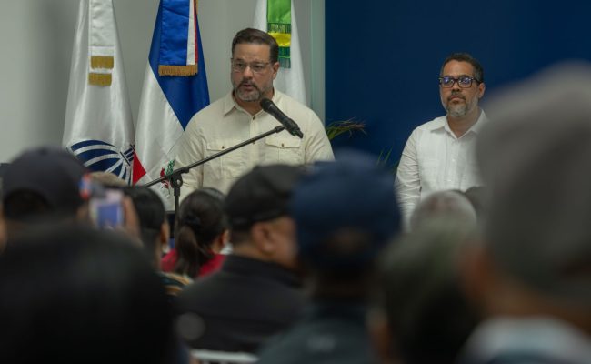 Funcionario habla en rueda de prensa oficial