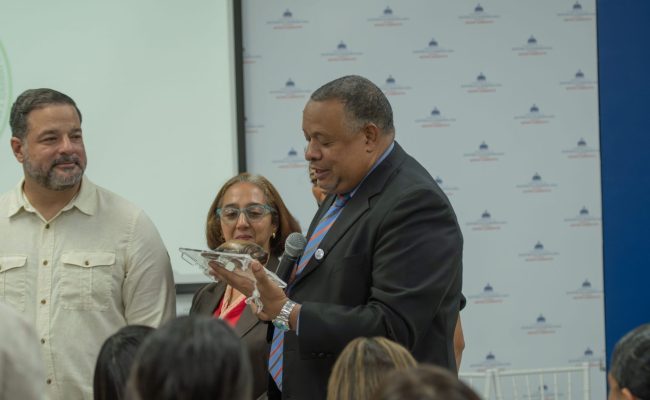 Hombre recibe reconocimiento en acto oficial público