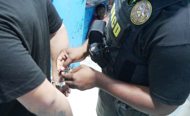 Policía colocando esposas a un hombre detenido