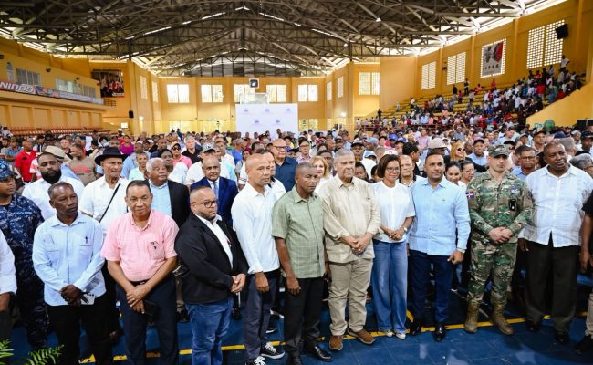 Multitud reunida en acto oficial en polideportivo