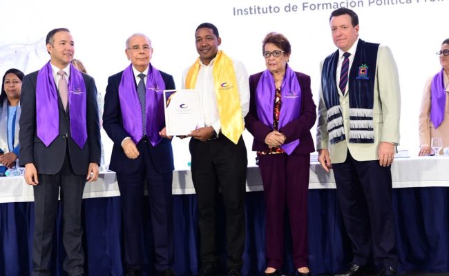 Entrega de certificado en acto político formal