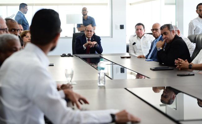 Reunión ejecutiva en sala de conferencias moderna