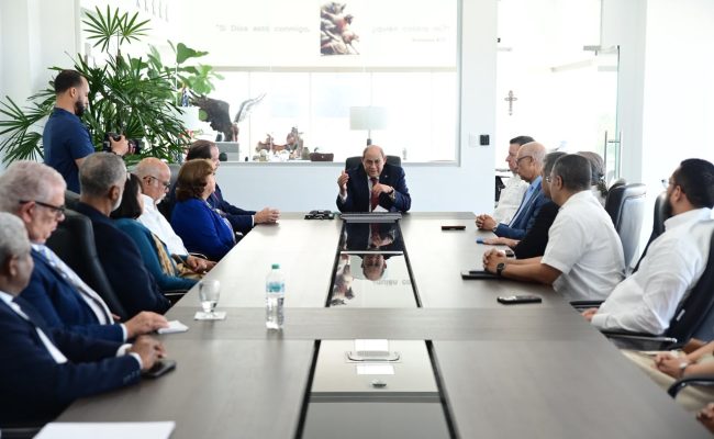 Reunión formal de directivos en sala de conferencias