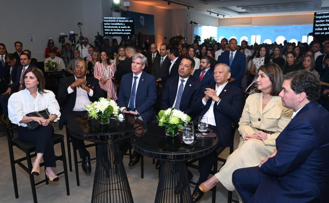 Autoridades en evento empresarial del sector inmobiliario
