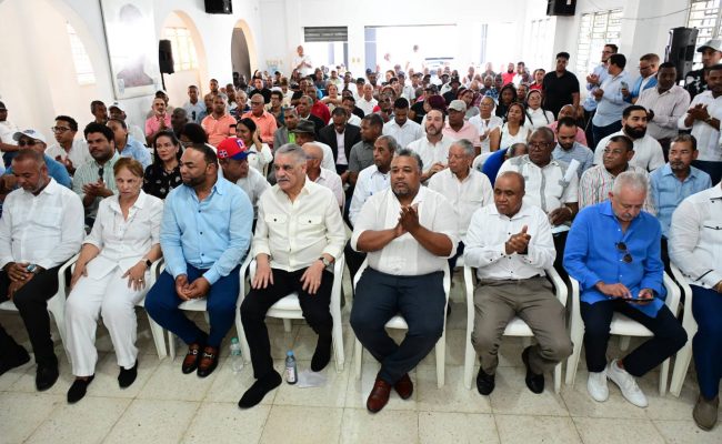 Multitud reunida en salón durante evento comunitario