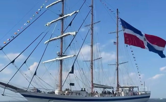 Velero con bandera dominicana en alta mar