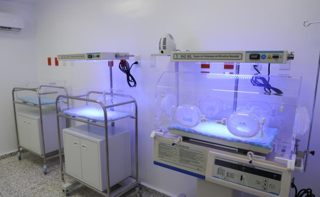 Incubadoras neonatales con luces de fototerapia azul