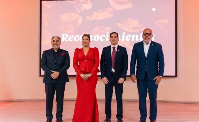 Cuatro profesionales en ceremonia de reconocimientos formal