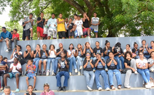 Niños y adolescentes aplaudiendo en gradas al aire libre