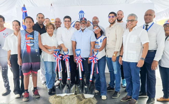 Autoridades y jóvenes en acto de primer palazo