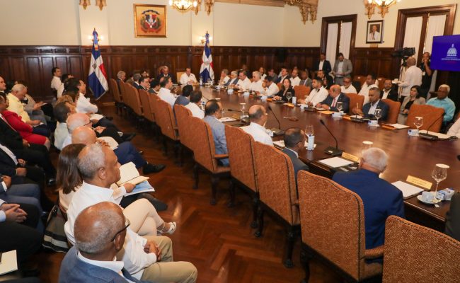 Reunión oficial del gobierno en salón presidencial