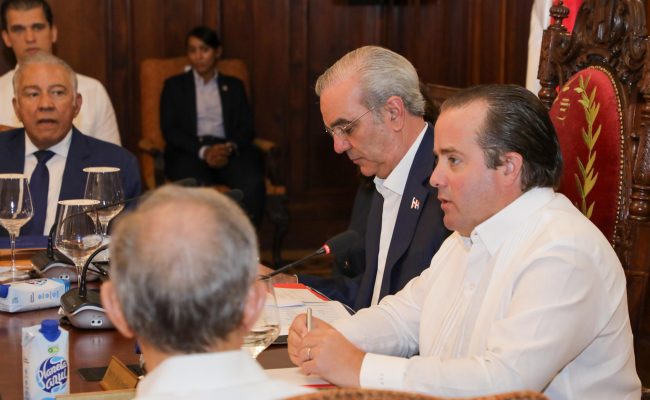 Funcionarios en reunión oficial en salón gubernamental