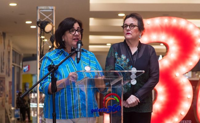 Dos mujeres hablan en evento en Galería 360