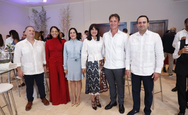 Grupo de seis personas en evento formal