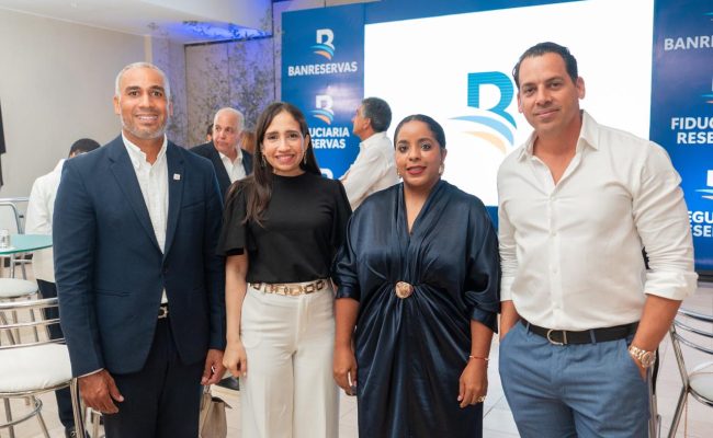 Cuatro ejecutivos en evento corporativo de Banreservas