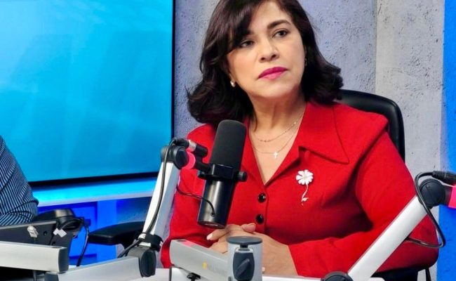 Mujer en estudio de radio con micrófono